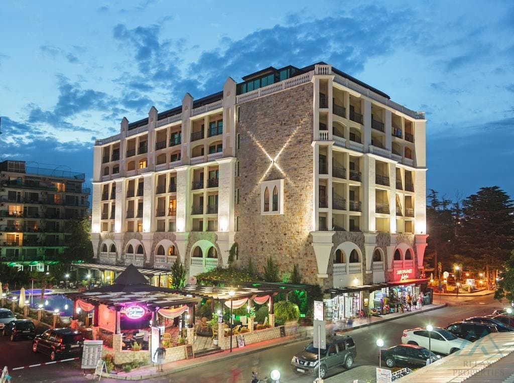 Velký apartmán 3+kk, terasou a výhledem na moře, Hotel Babylon, 120 m od moře, Slunečné pobřeží - foto 1