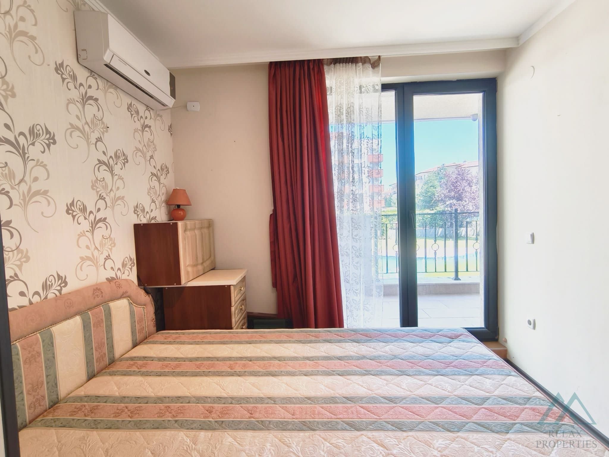 Zařízený apartmán 2+kk s výhledem na bazén v centru Slunečného pobřeží - foto 10