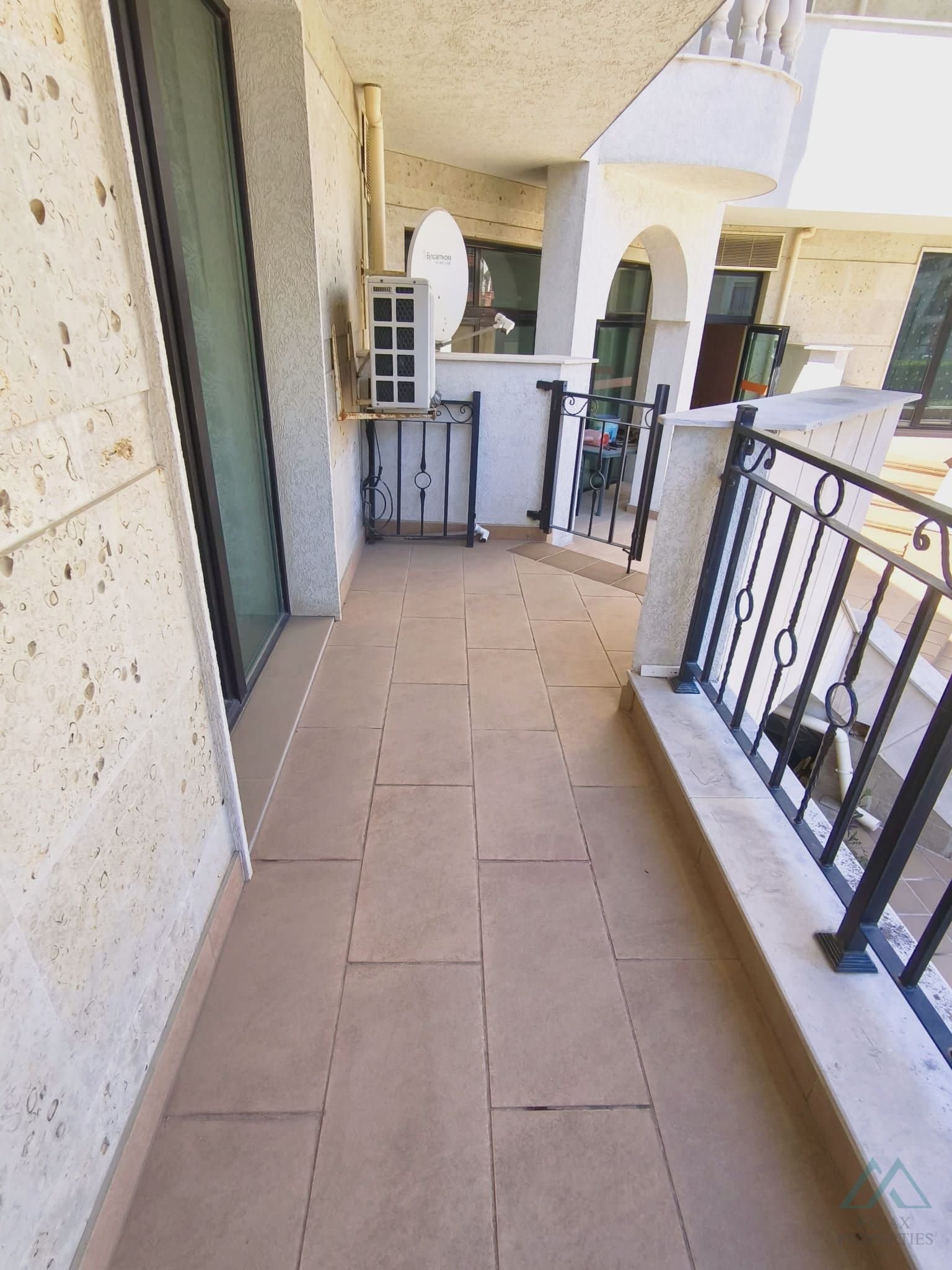 Zařízený apartmán 2+kk s výhledem na bazén v centru Slunečného pobřeží - foto 2