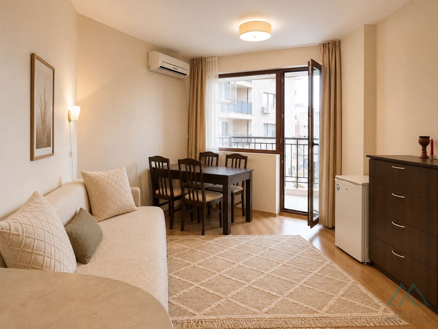 Zařízený apartmán 2+kk s výhledem na bazén v centru Slunečného pobřeží - foto 4