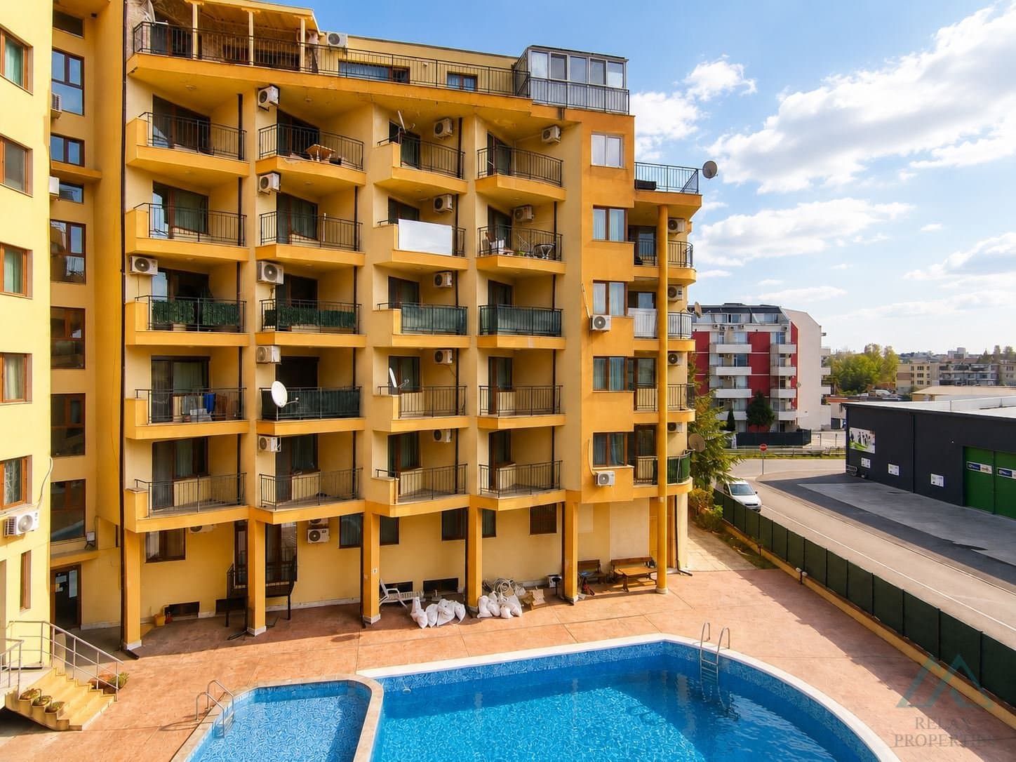 Zařízený apartmán 2+kk s výhledem na bazén v centru Slunečného pobřeží - foto 12
