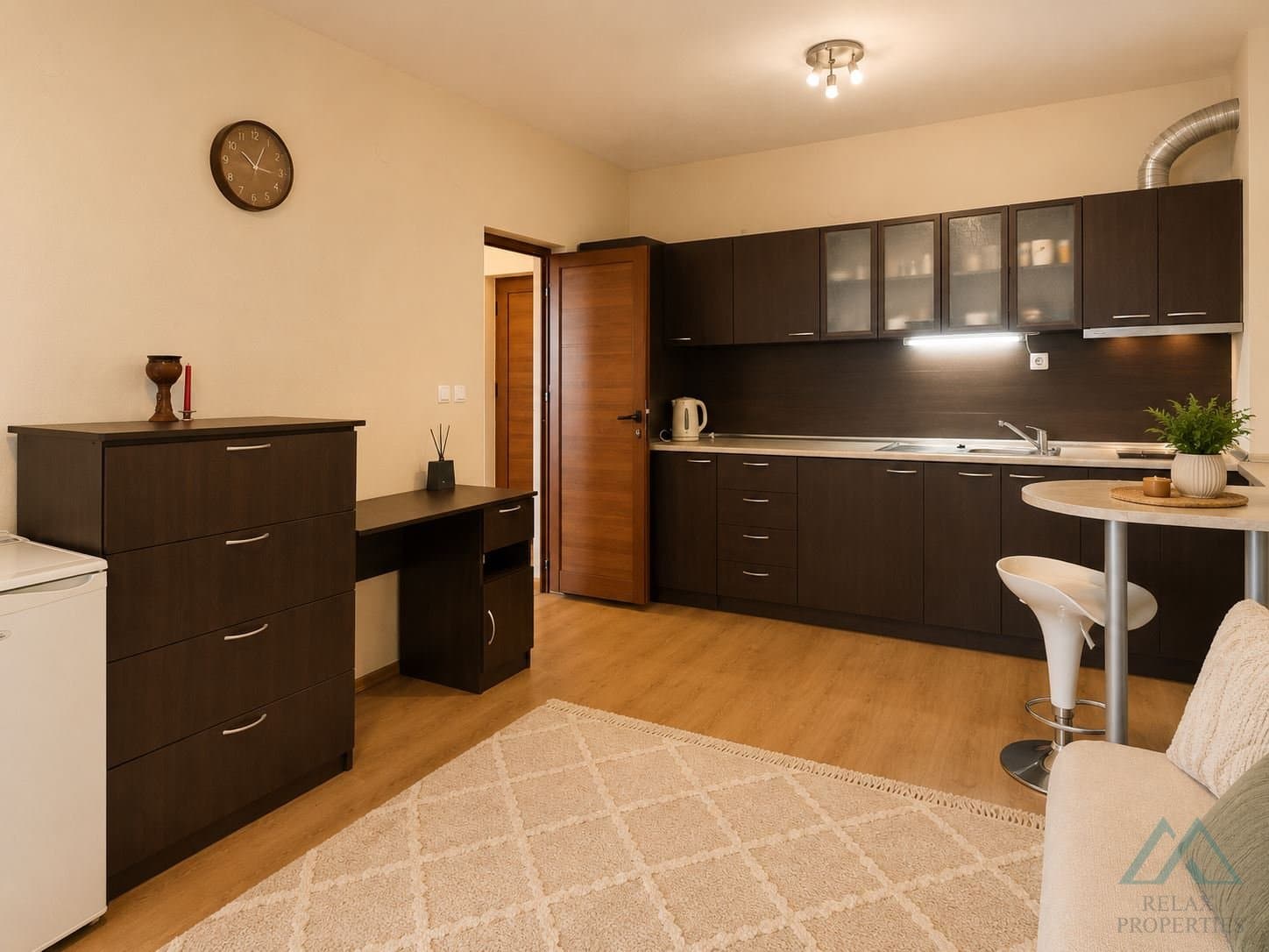 Zařízený apartmán 2+kk s výhledem na bazén v centru Slunečného pobřeží - foto 9