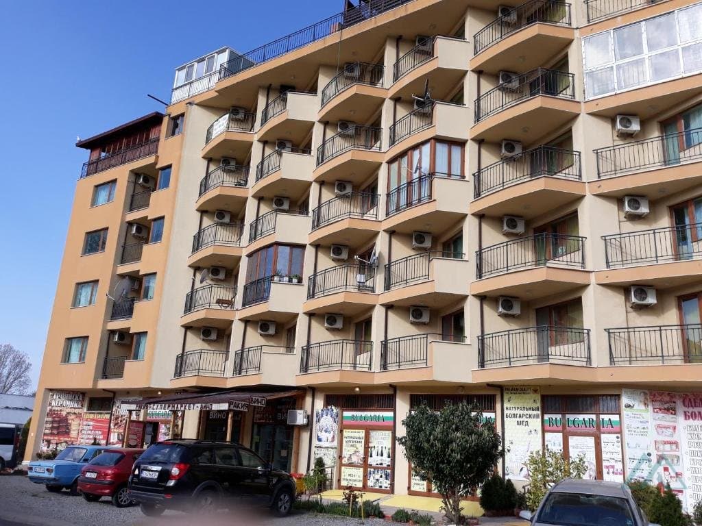 Zařízený apartmán 2+kk s výhledem na bazén v centru Slunečného pobřeží - foto 16