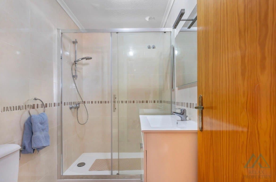 Světlý apartmán s částečným výhledem na moře, pouhých 280 m od pláže La Mata, Torrevieja, Španělsko - foto 17