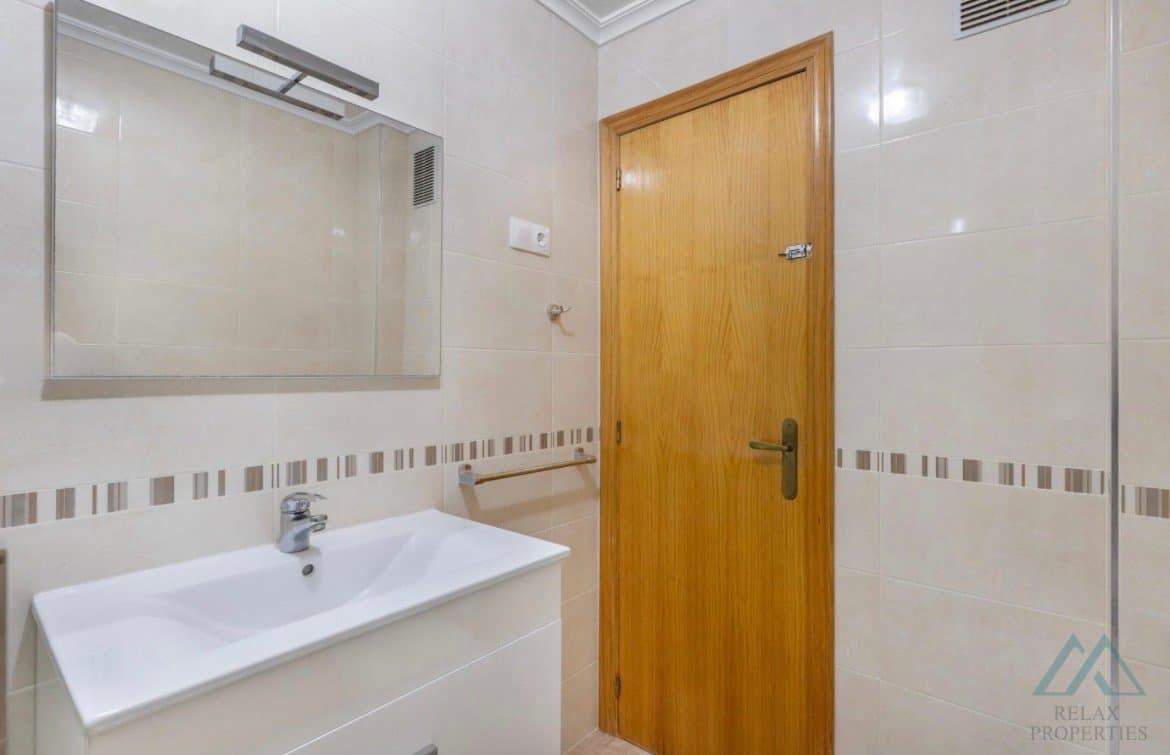 Světlý apartmán s částečným výhledem na moře, pouhých 280 m od pláže La Mata, Torrevieja, Španělsko - foto 18