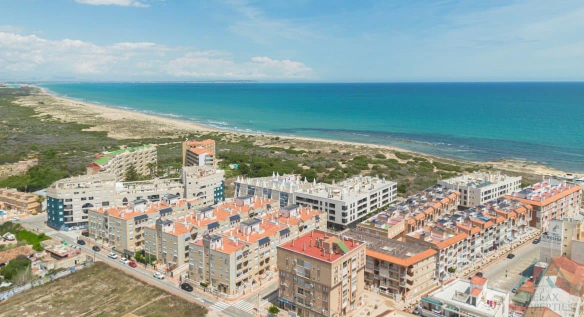 Světlý apartmán s částečným výhledem na moře, pouhých 280 m od pláže La Mata, Torrevieja, Španělsko - foto 1