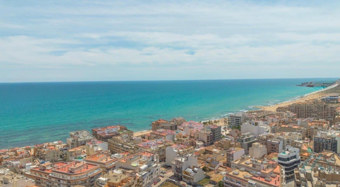 Světlý apartmán s částečným výhledem na moře, pouhých 280 m od pláže La Mata, Torrevieja, Španělsko - foto 2
