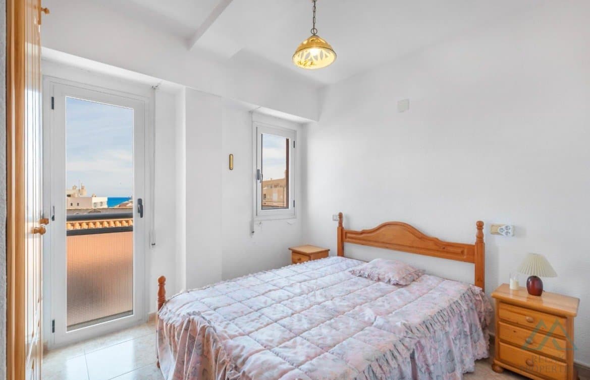 Světlý apartmán s částečným výhledem na moře, pouhých 280 m od pláže La Mata, Torrevieja, Španělsko - foto 15