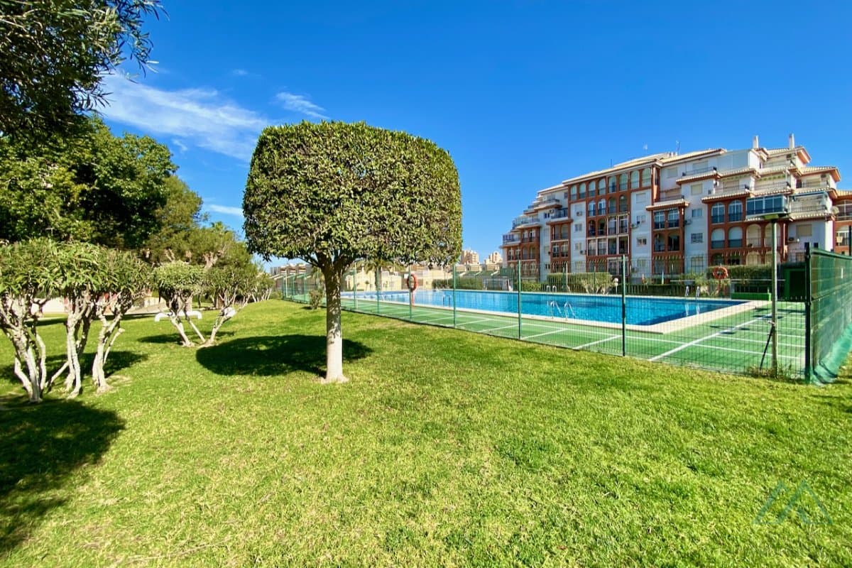 Apartmán se zasklenou terasou a výhledem na moře v komplexu Torresol, La Mata, Španělsko - foto 6