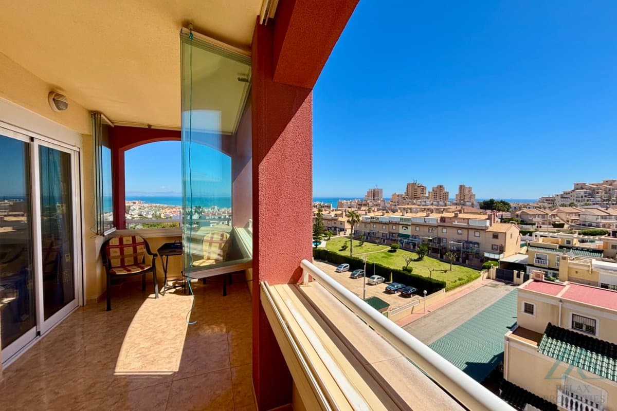 Apartmán se zasklenou terasou a výhledem na moře v komplexu Torresol, La Mata, Španělsko - foto 15