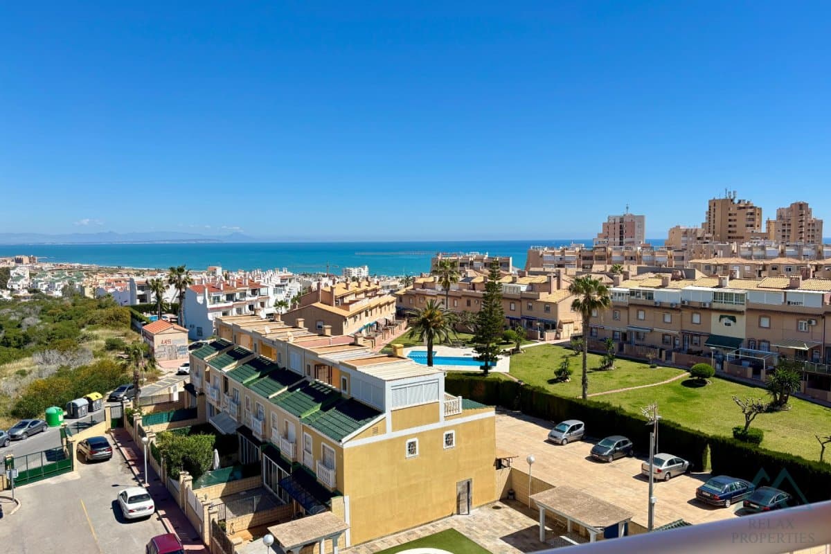 Apartmán se zasklenou terasou a výhledem na moře v komplexu Torresol, La Mata, Španělsko - foto 20