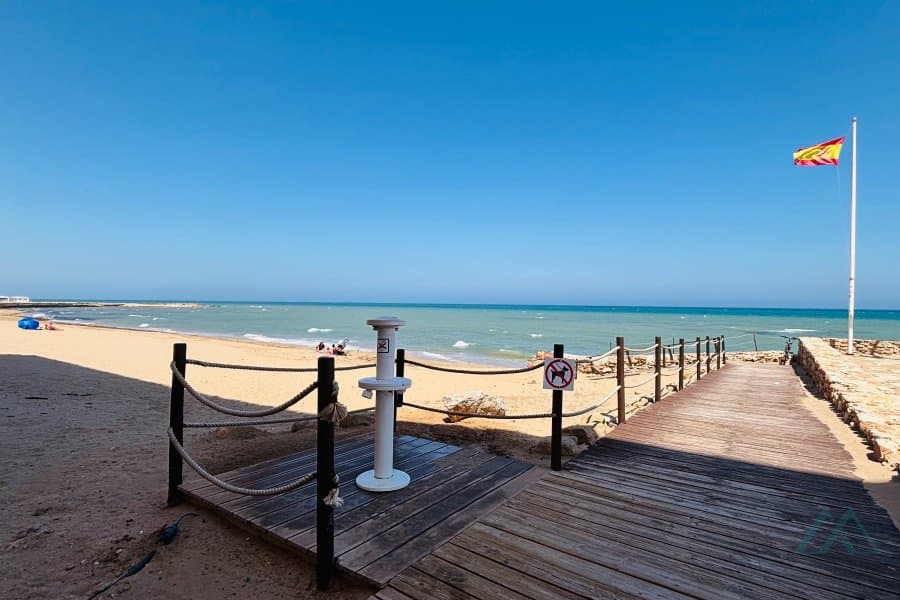 Apartmán v první linii v prestižní lokalitě La Mata s výhledem na moře, pouhých 85 m od pláže - foto 2