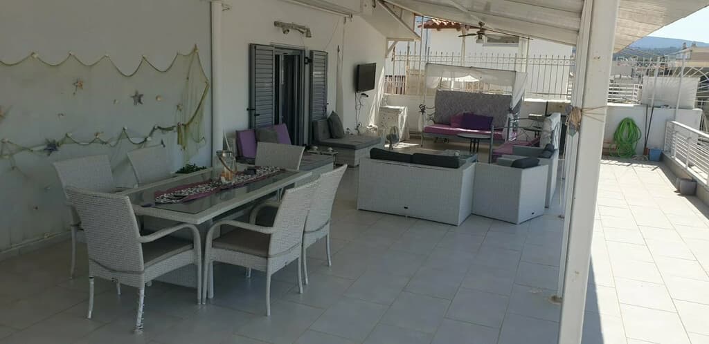 Apartmán s velkou terasou ve známém letovisku Loutraki na Peloponésu - foto 1