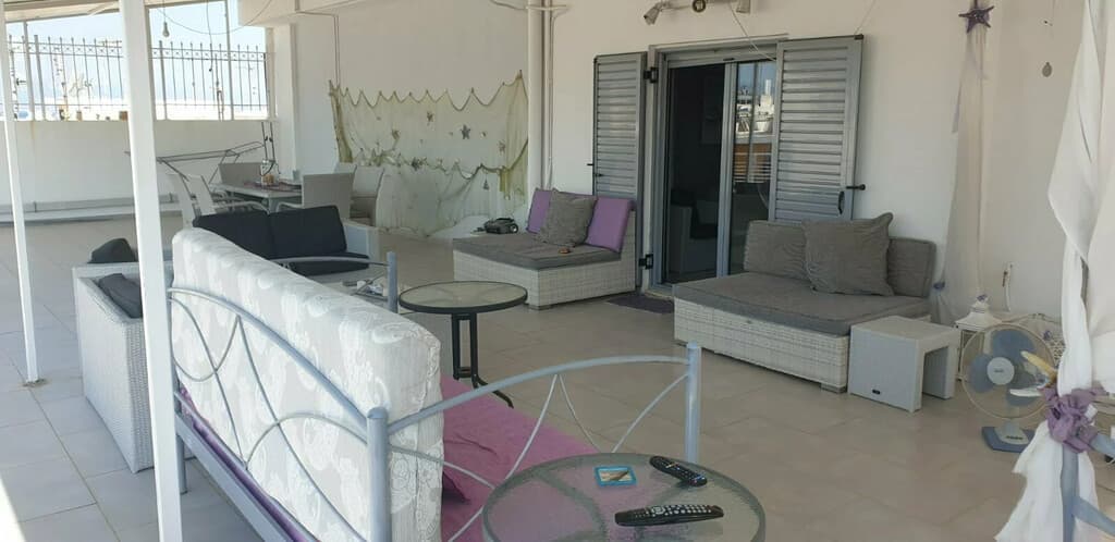 Apartmán s velkou terasou ve známém letovisku Loutraki na Peloponésu - foto 2
